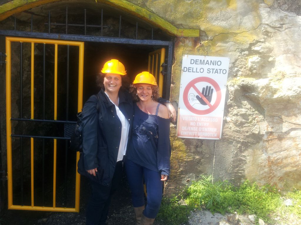Alessandra e Tatiana pronte per entrare in miniera 